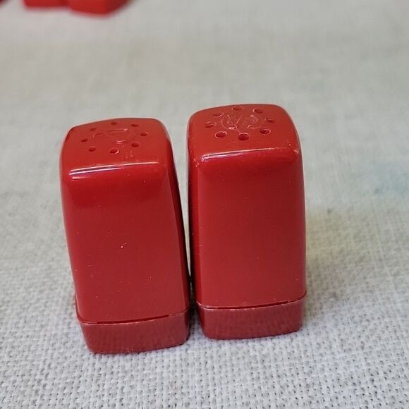 (6) Vintage Salt & Pepper Shaker Sets Plastic Bakelite Plus Extras - Picture 5 of 16
